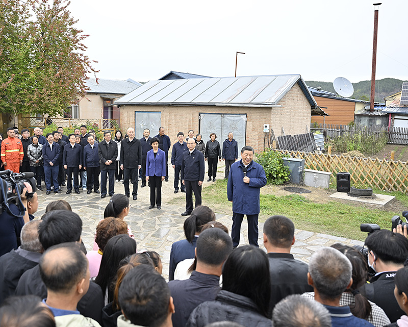 9月6日至8日，中共中央總書記、國(guó)家主席、中央軍委主席習(xí)近平在黑龍江考察。這是6日下午，習(xí)近平在大興安嶺地區(qū)漠河市北極村考察時(shí)，同當(dāng)?shù)厝罕娪H切交流。