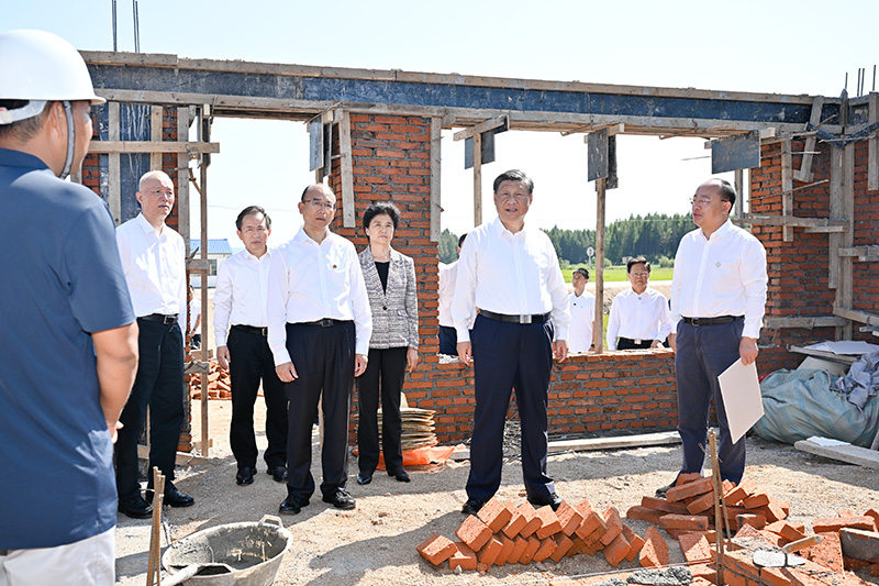 9月6日至8日，中共中央總書記、國(guó)家主席、中央軍委主席習(xí)近平在黑龍江考察。這是7日上午，習(xí)近平在遭受洪澇災(zāi)害的哈爾濱尚志市老街基鄉(xiāng)龍王廟村，察看水毀房屋重建情況。